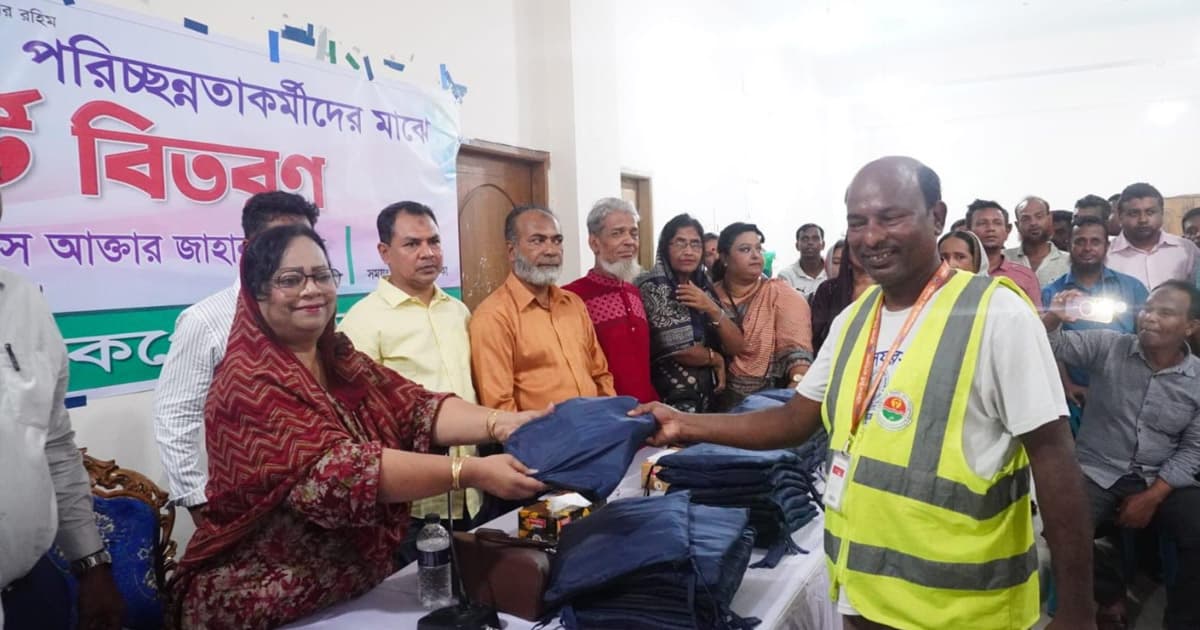 বিসিসি পরিচ্ছন্নতা কর্মীদের রেইনকোট উপহার
