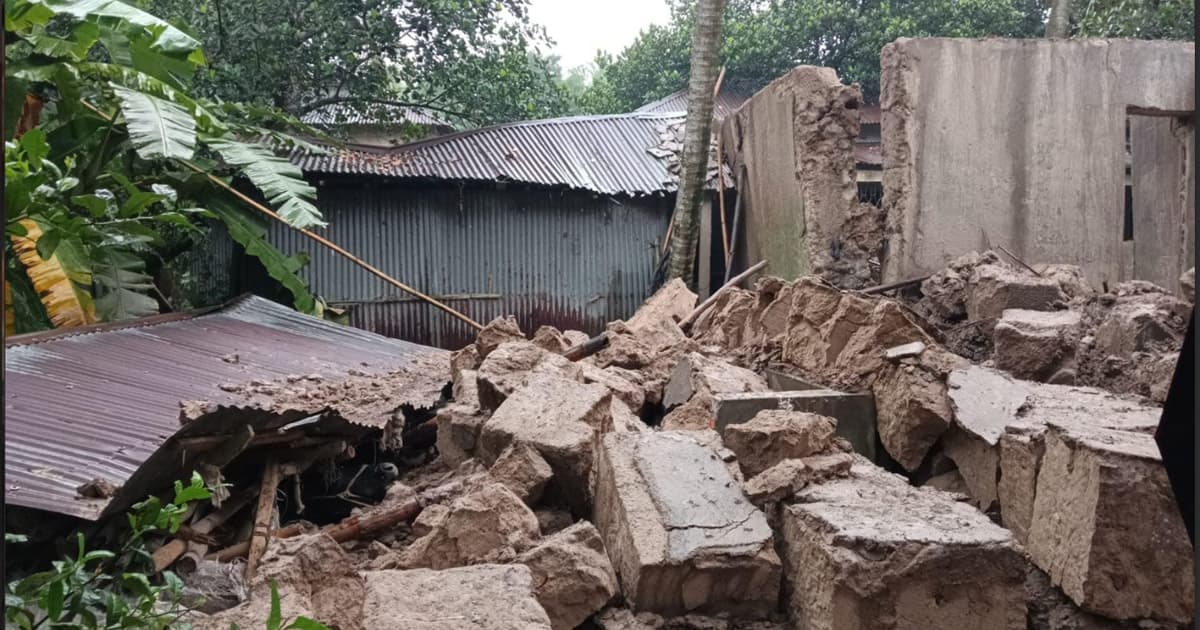 দেয়ালের ধসে নিভে গেল কৃষকের স্বপ্ন