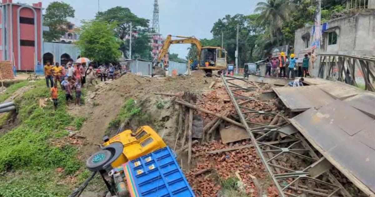 গোপালগঞ্জে ভাঙা বেইলি ব্রিজ মেরামত হয়নি আজও, চরম ভোগান্তি