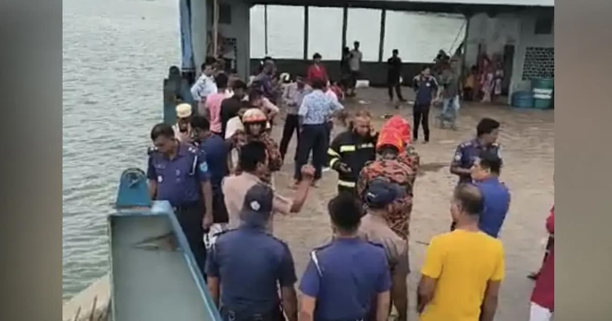 দৌলতদিয়া ঘাটে ফের নিয়ন্ত্রণ হারিয়ে বাস পদ্মায়