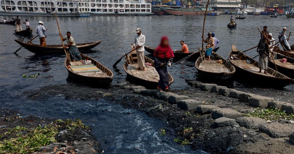 দূষণে ধুঁকছে রাজধানী