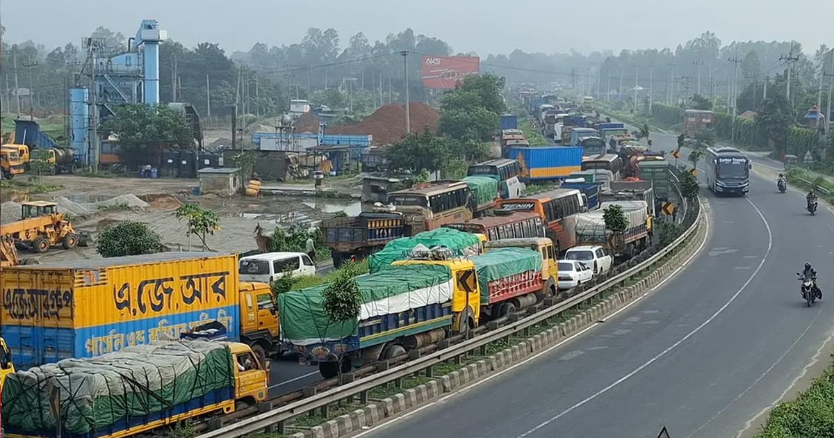 থমকে আছে ঢাকা-টাঙ্গাইল মহাসড়ক