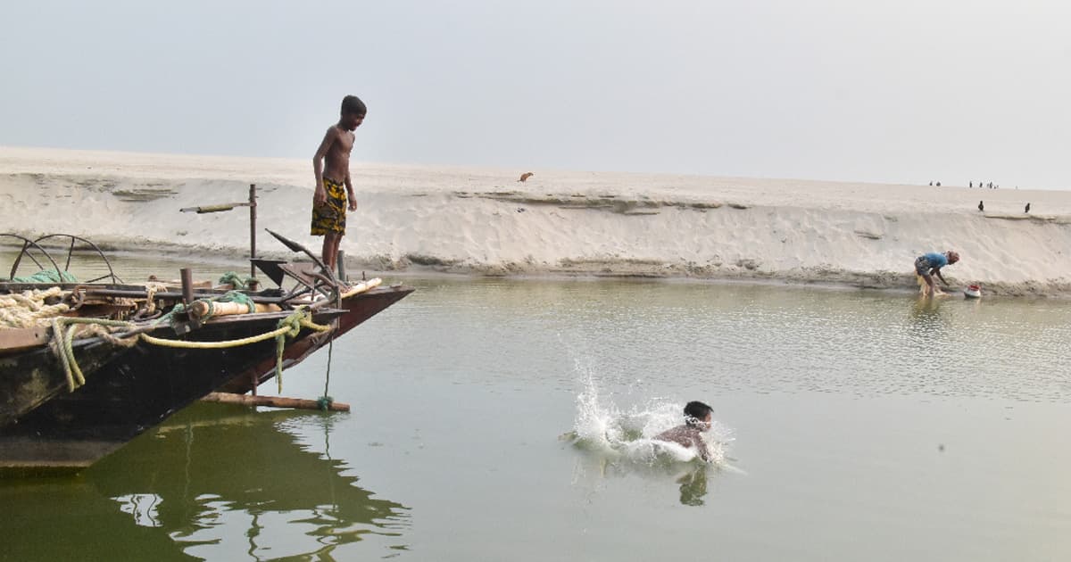 তাপপ্রবাহে পুড়ছে ৪০ জেলা