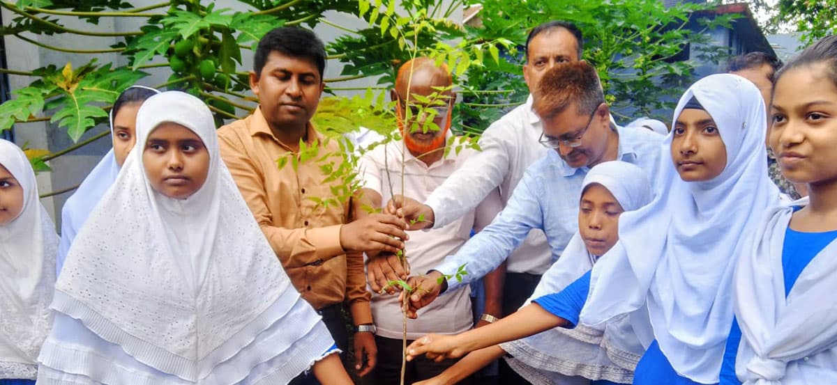 নবাবগঞ্জে ‘ওয়ান চাইল্ড ওয়ান ট্রি’ কর্মসূচির উদ্বোধন