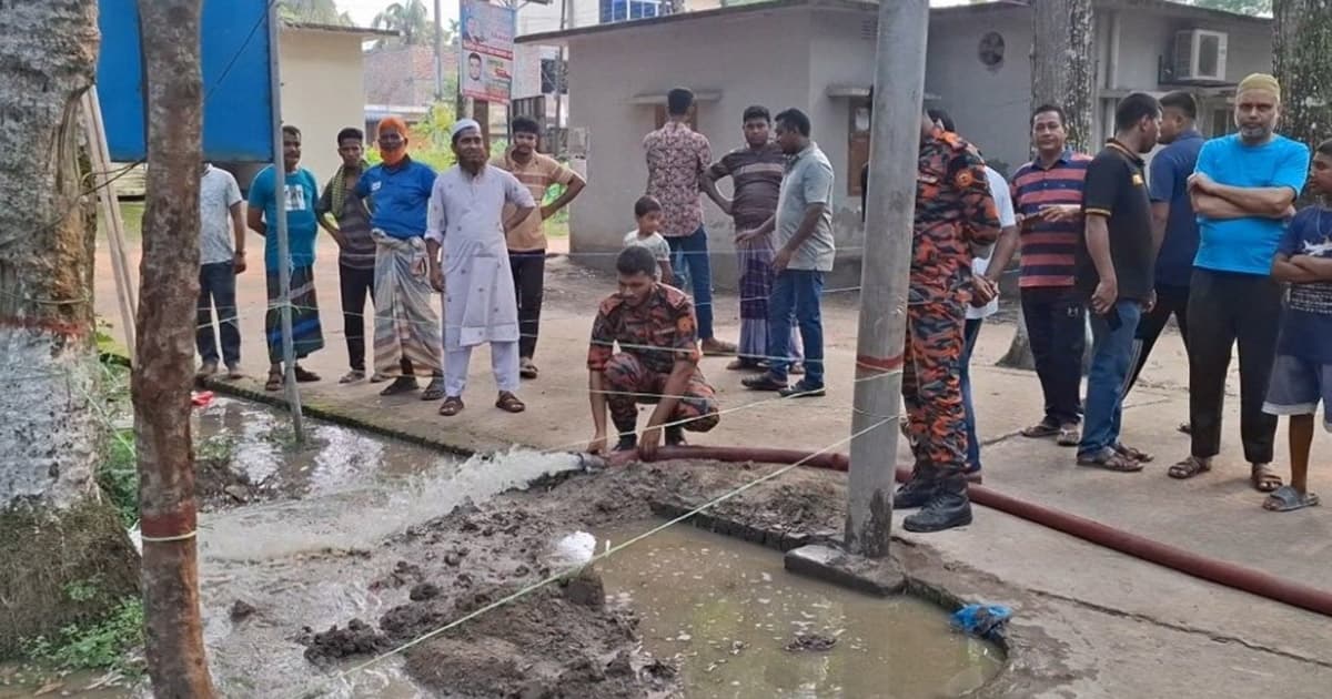 শরীয়তপুরে কারণ ছাড়াই গরম হচ্ছে মাটি, উত্তর খুঁজছে প্রশাসন