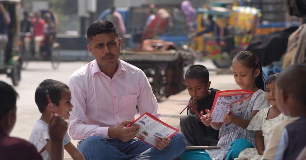 পুলিশ সদস্য দোলন; শিক্ষাবঞ্চিত শিশুদের জন্য নিবেদিত এক প্রাণ