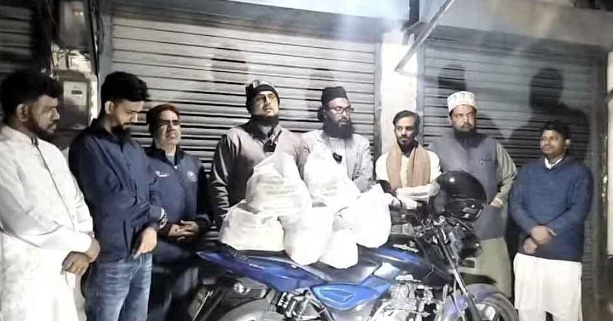 ফোন পেলেই অসহায়দের ঘরে সাহরি নিয়ে ছুটে যান তাঁরা