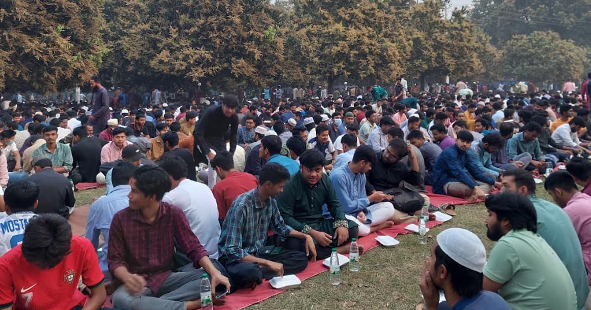 রাকসুর গণ-ইফতারে অব্যবস্থাপনা,ইফতার না পেয়ে শিক্ষার্থীদের ক্ষোভ