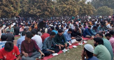 রাকসুর গণ-ইফতারে অব্যবস্থাপনা,ইফতার না পেয়ে শিক্ষার্থীদের ক্ষোভ
