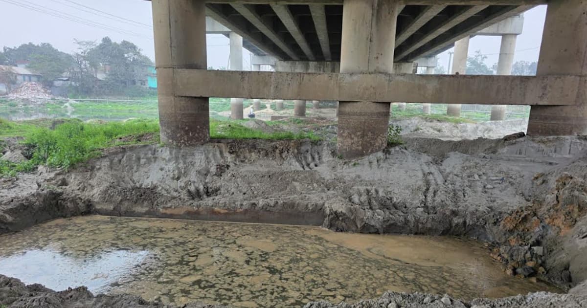 গাজীপুরে সেতুর নিচে রাতের আঁধারে মাটি চুরি,ধসের শঙ্কা