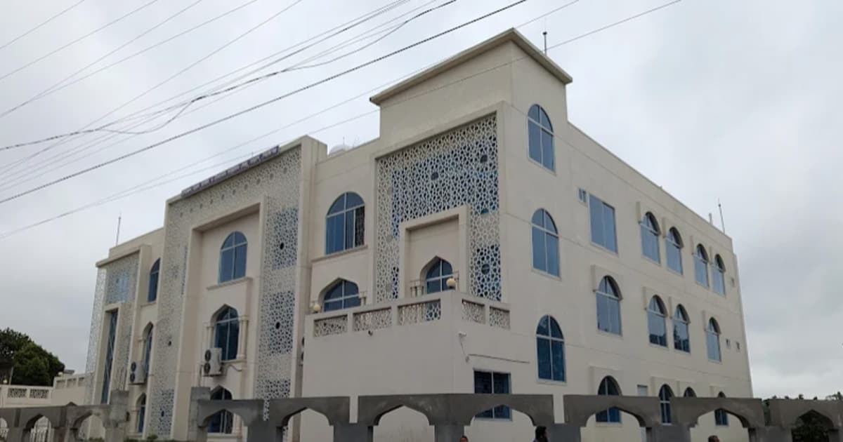 তাড়াশে উদ্বোধনের ২ বছর পরও ১২ কোটি টাকার মডেল মসজিদে ঝুলছে তালা