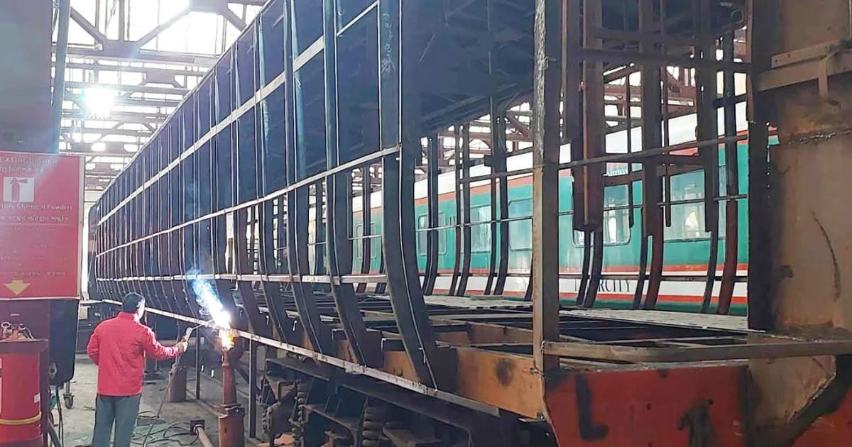 ঈদযাত্রায় দেশের বৃহত্তম সৈয়দপুর রেলওয়ে কারখানায় কর্মচাঞ্চল্য