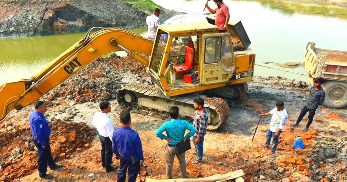 সিংগাইরে কৃষি জমির মাটি কাটার দায়ে জরিমানা