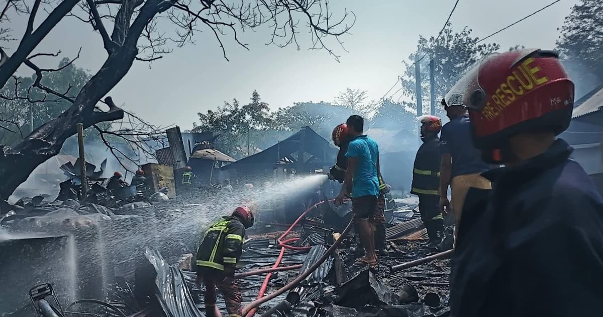 মানিকগঞ্জে গ্যাস সিলিন্ডার ও পেট্রোল দোকানে অগ্নিকাণ্ড