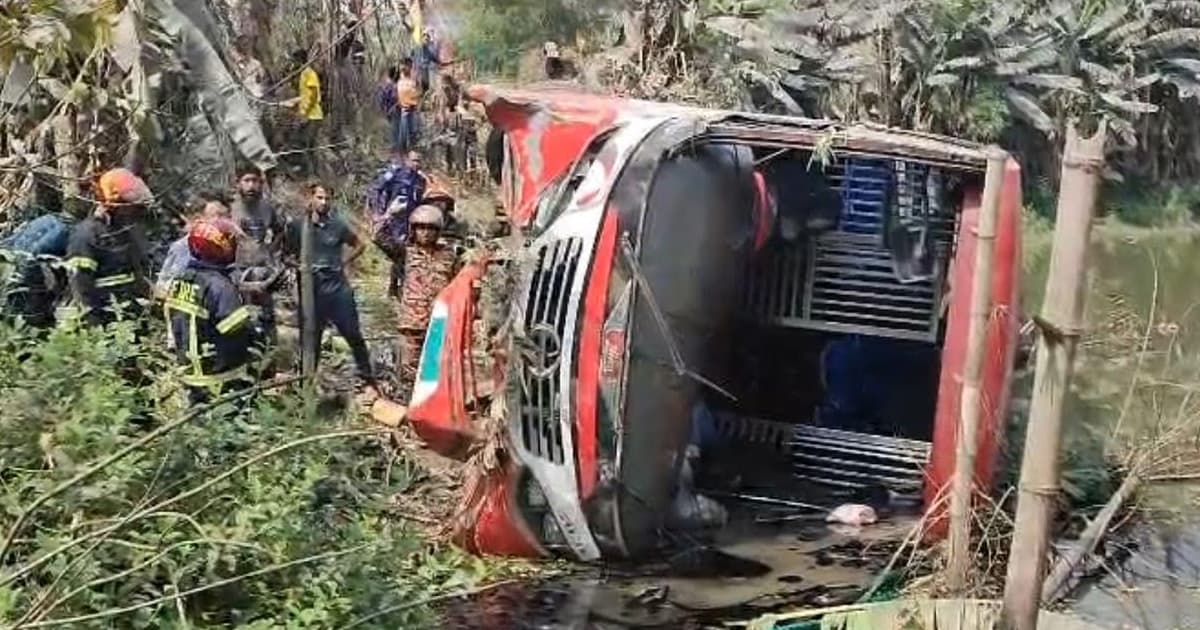 গোপালগঞ্জে নিয়ন্ত্রণ হারিয়ে যাত্রীবাহী বাস খাদে, আহত ১৫