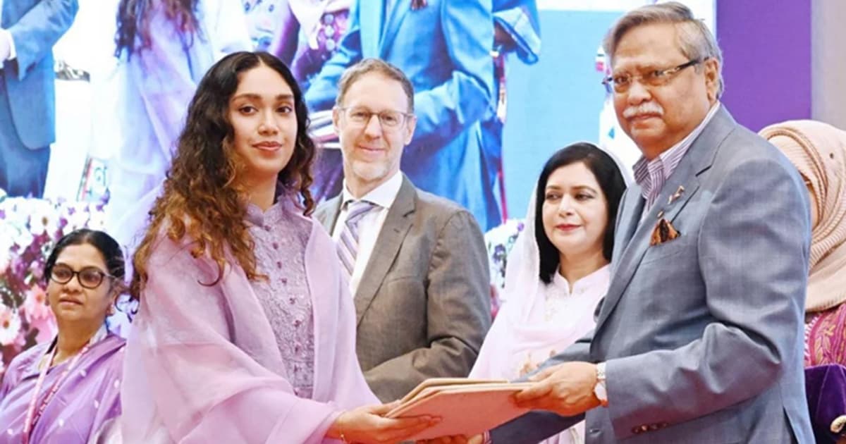 খালেদা জিয়ার পক্ষে নাতনি জাইমা গ্রহণ করলেন ‘শ্রেষ্ঠ অদম্য’ সম্মাননা