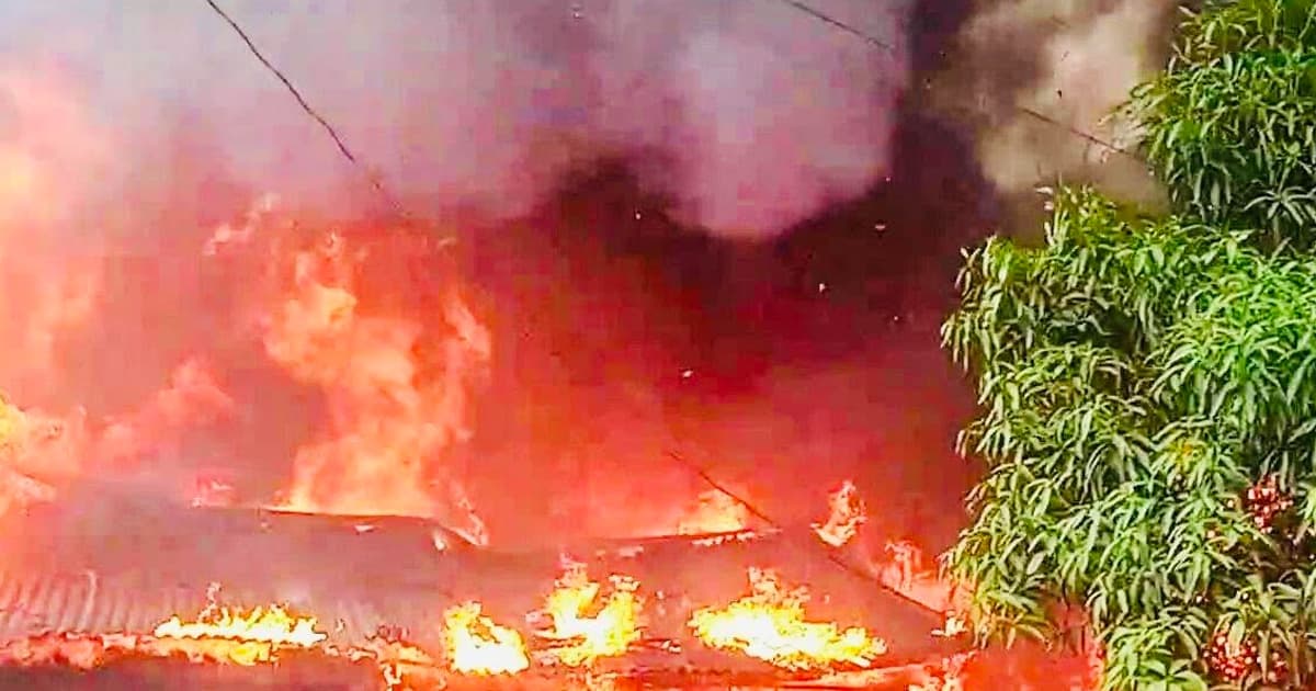 যশোরে কাঠপট্টিতে ৩৫ দোকান পুড়ে ছাই