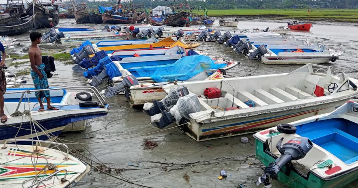 জ্বালানি সংকটে নদীপথ অচল, ভোগান্তিতে যাত্রীরা