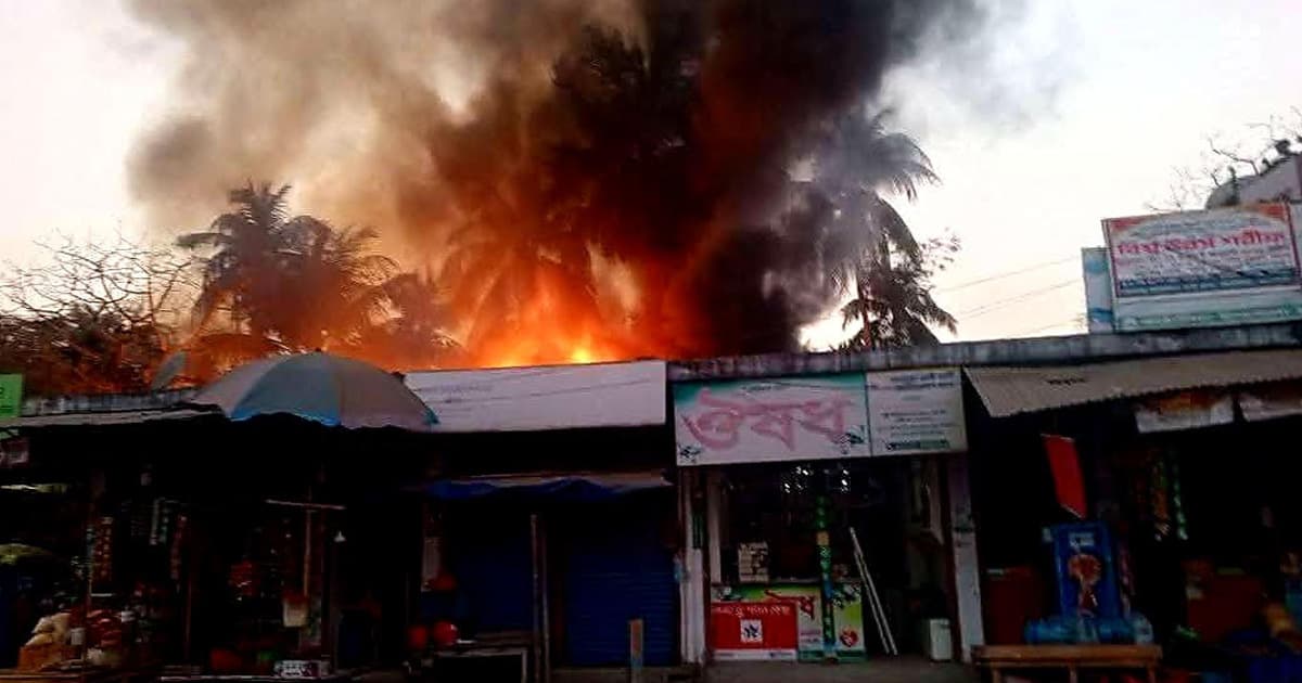 কাঁঠালিয়ায় ইফতারের সময় শর্ট সার্কিটে আগুন, ৩ ঘর পুড়ে ছাই