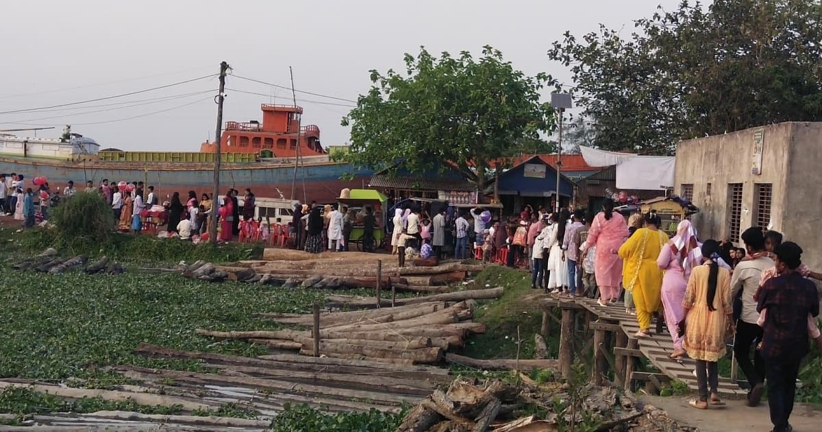 নেছারাবাদের দর্শনার্থীদের সমাগম, নেই দৃশ্যমান নিরাপত্তা