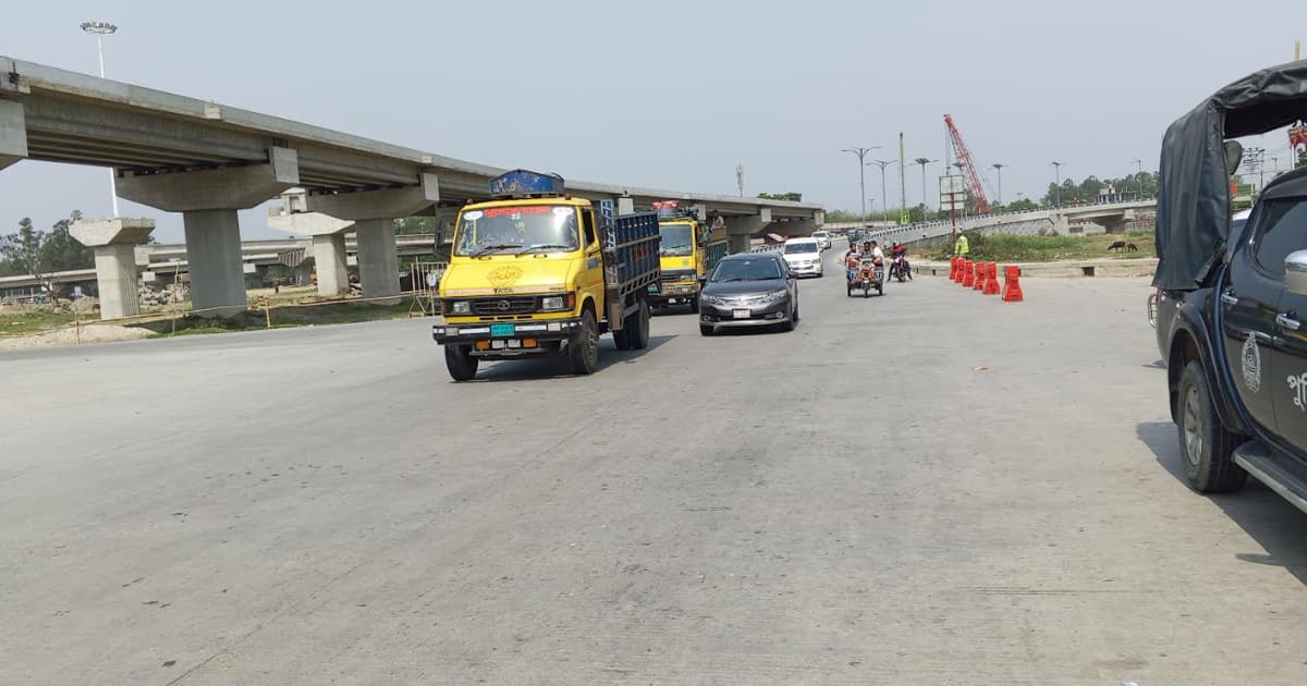 বাড়তি ভাড়াতেই স্বস্তিতে বাড়ি ফিরছে মানুষ