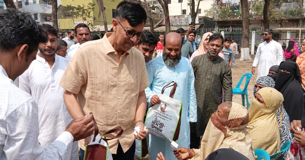 সাভারে ঈদ সামগ্রী ও উপহার বিতরণ