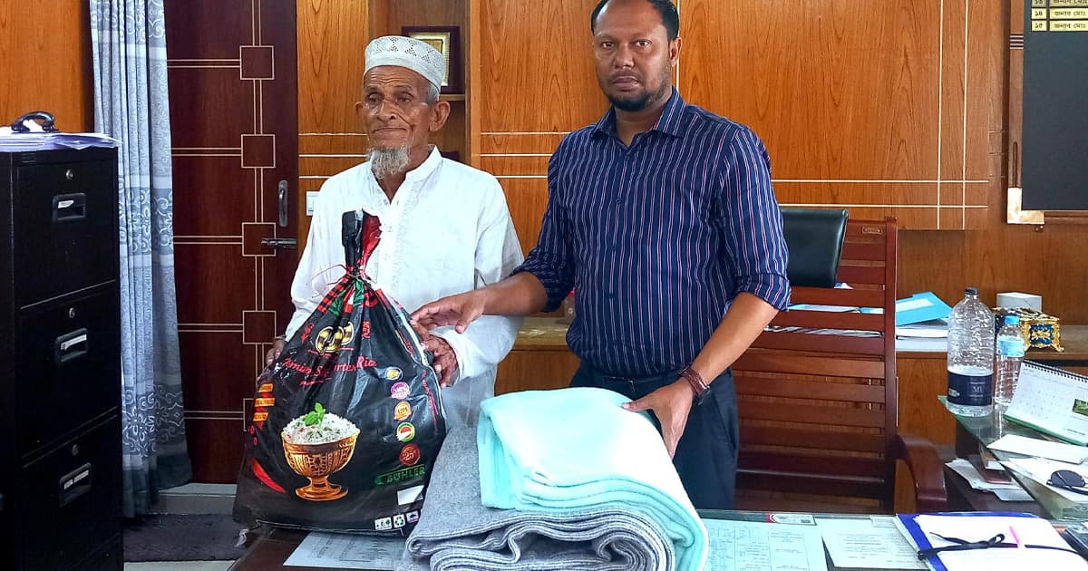 কাঁঠালিয়ায় অগ্নিকাণ্ডে ক্ষতিগ্রস্ত পরিবারকে সহায়তা