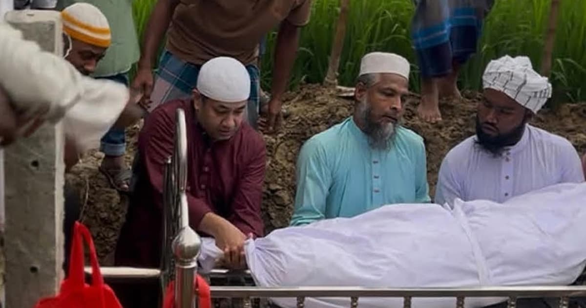 গাড়ি থামিয়ে কবরে নেমে দাফনে অংশ নিলেন তথ্য প্রতিমন্ত্রী