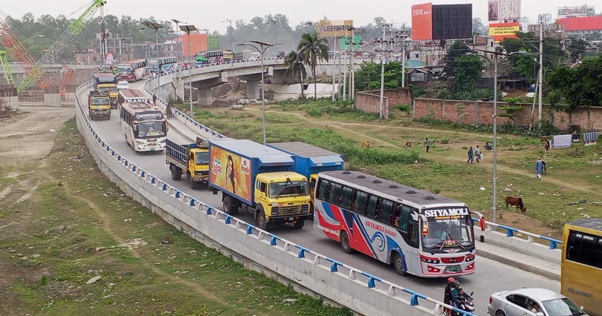 সিরাজগঞ্জের মহাসড়কে যানবাহনের তীব্র চাপ