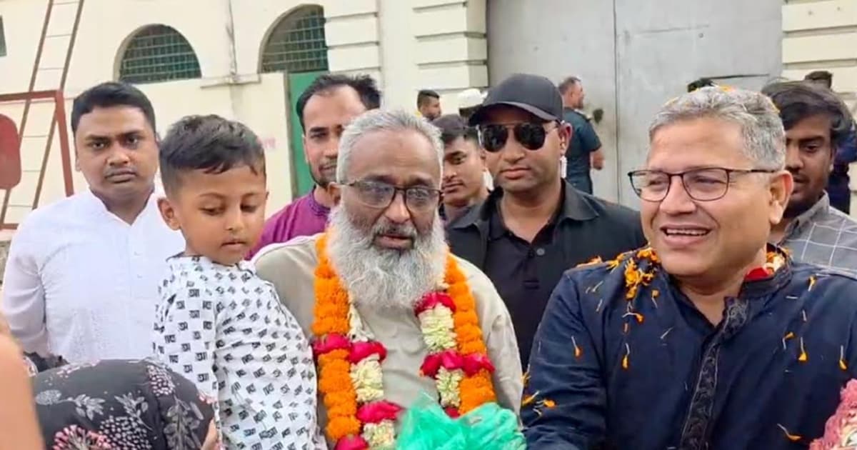 আ.লীগ নেতাকে মালা পরিয়ে বরণ করলেন বিএনপির নেতা