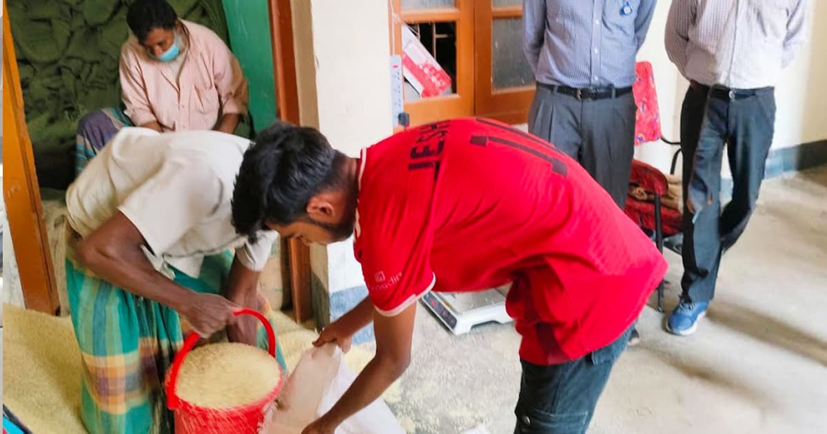 পাংশায় ইউএনওর উপস্থিতিতে ভিজিএফের চাল বিতরণ