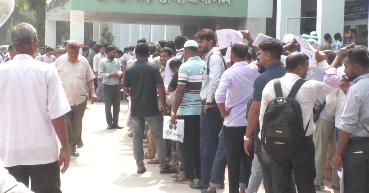 চুয়াডাঙ্গায় ‘ফুয়েল কার্ড’ বিতরণ শুরু, গ্রাহকদের দীর্ঘ লাইন