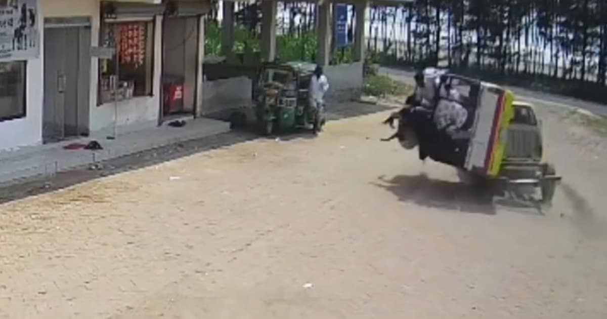 মেরিন ড্রাইভে ট্যুরিস্ট জিপ দুর্ঘটনা, আহত ৮ পর্যটক