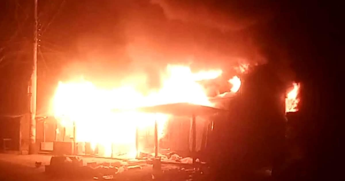 নলছিটিতে গভীর রাতে অগ্নিকাণ্ডে ৬ দোকান পুড়ে ছাই