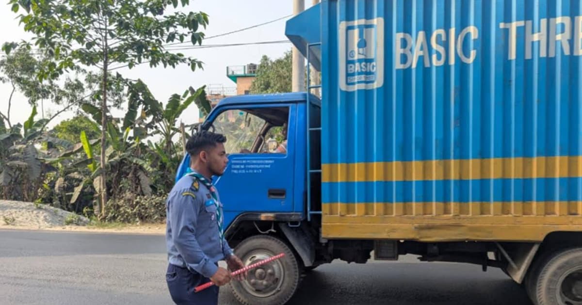 কালীগঞ্জে ট্রাফিক নিয়ন্ত্রণে পুলিশের পাশে রোভার স্কাউট