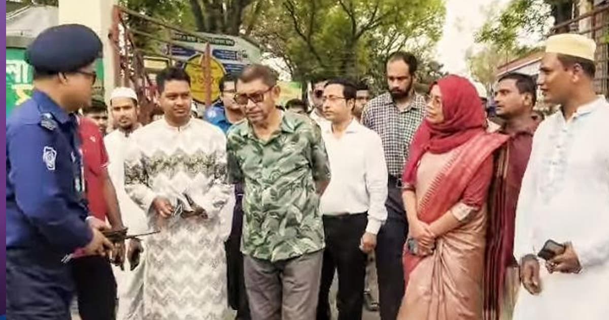 সিংগাইর উপজেলা স্বাস্থ্য কমপ্লেক্সে হঠাৎ উপস্থিত মন্ত্রী