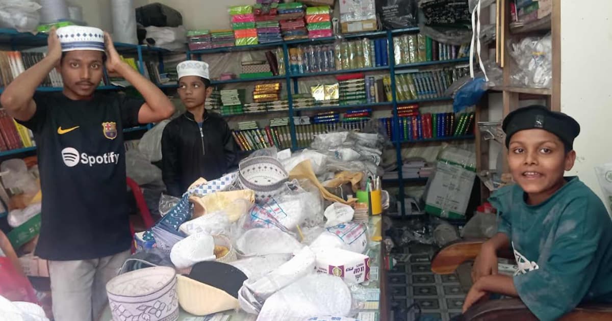 শেষ মুহুর্তে ঈদের কেনাকাটায় আতর-টুপির বাজার জমজমাট