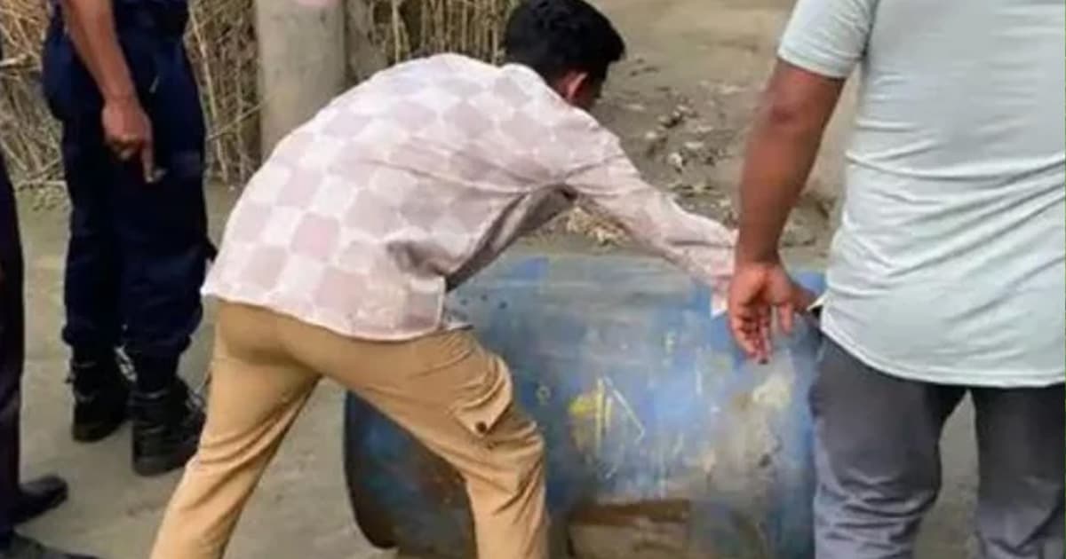 বিএনপি নেতার গোয়ালঘর থেকে ড্রামভর্তি পেট্রোল উদ্ধার