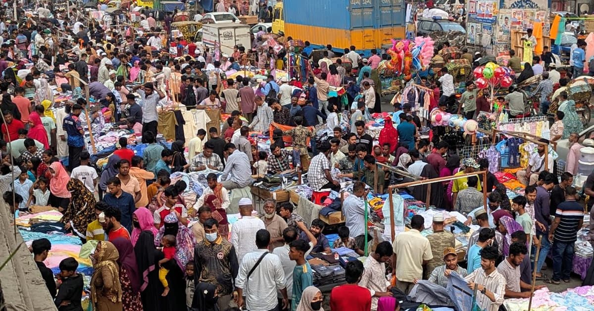 সাধ্যের মধ্যে ঈদের আনন্দ, শেষ ভরসা ফুটপাতেই