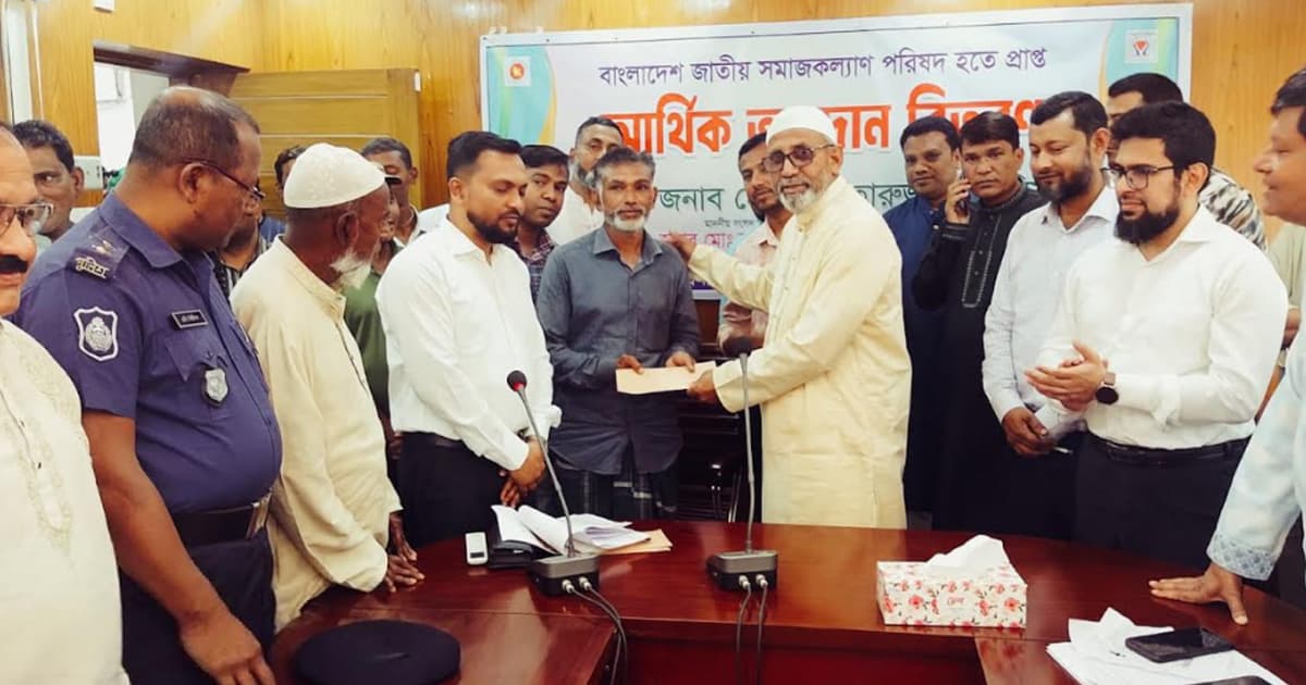 খানসামায় দরিদ্র ও ভিক্ষুক পুনর্বাসনে সরকারের সহায়তা বিতরণ