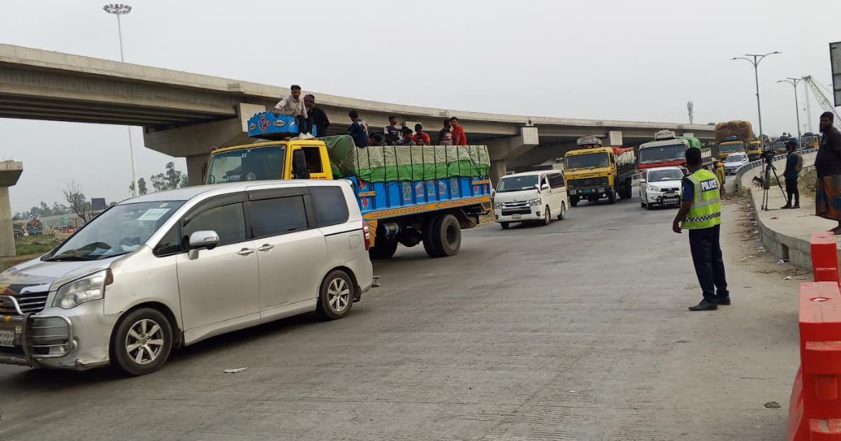 যানবাহনের চাপ বাড়ছে উত্তর অঞ্চলের মহাসড়কে