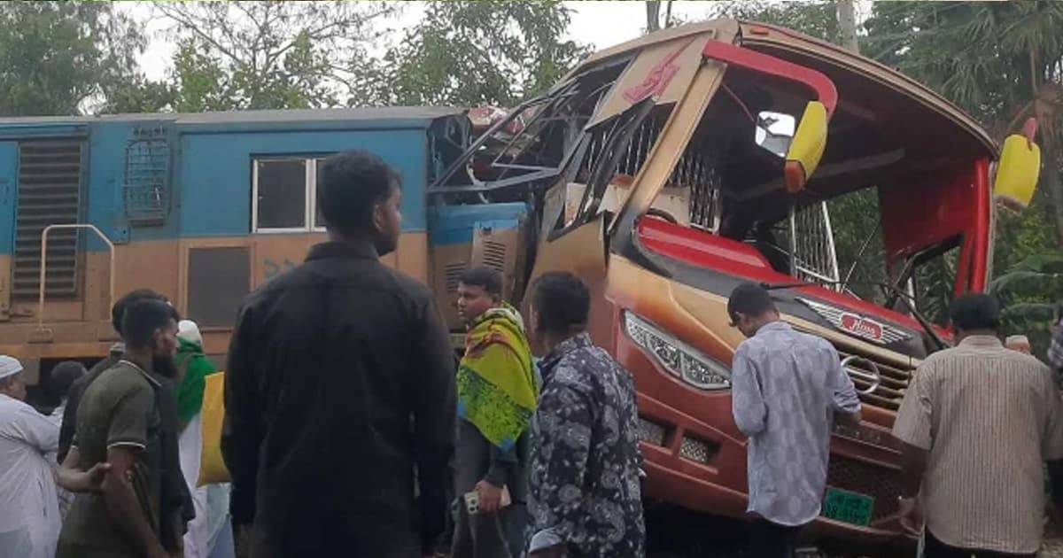 কুমিল্লায় বাসে ট্রেনের ধাক্কা, নিহত ১২