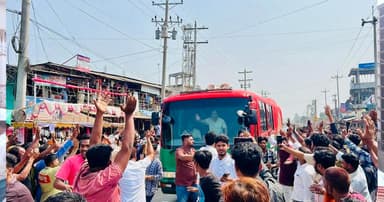 প্রধানমন্ত্রীকে স্বাগত জানাতে ১০ কিলোমিটারজুড়ে মানুষের ভিড়