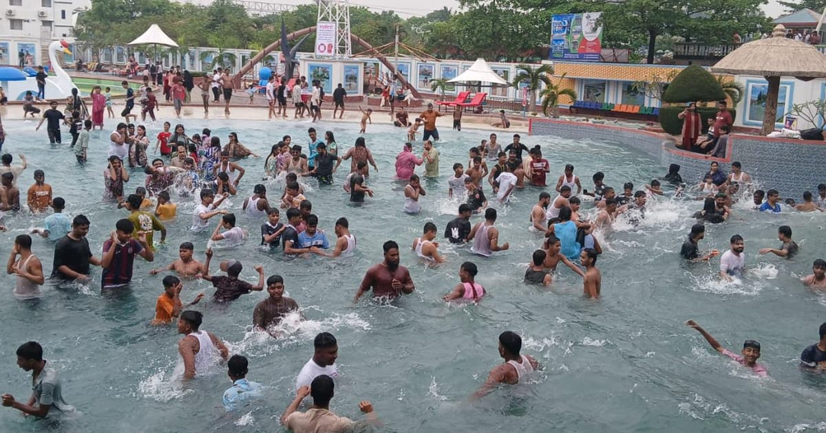 নরসিংদীর ড্রিম হলিডে পার্কে দর্শনার্থীদের উপচেপড়া ভিড়