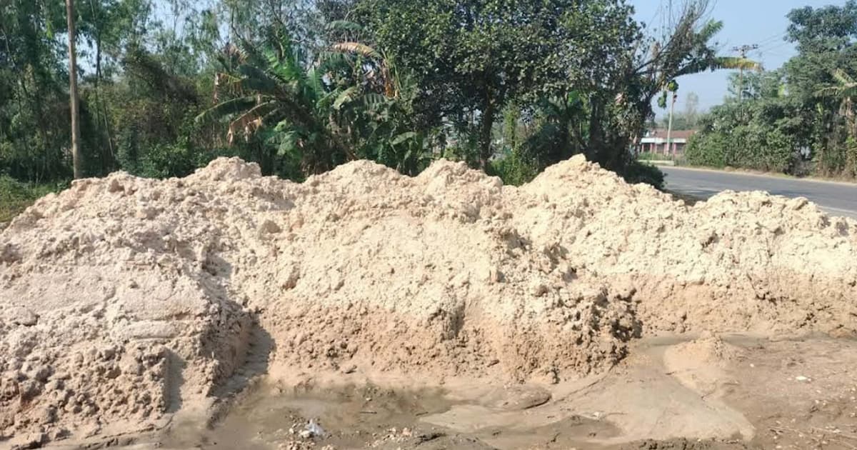 বাহুবলে সিলিকা বালু লুটের মহোৎসব, নীরব প্রশাসন