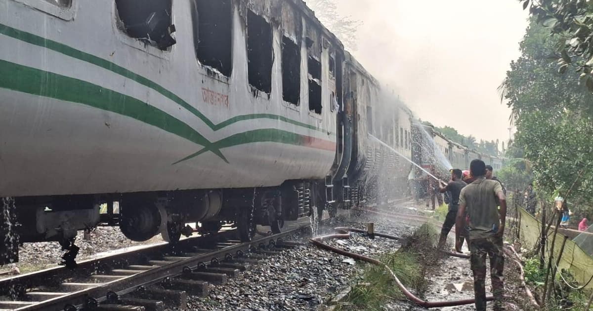 সীতাকুণ্ডে চলন্ত ট্রেনে ভয়াবহ আগুন,  ট্রেন চলাচল স্বাভাবিক