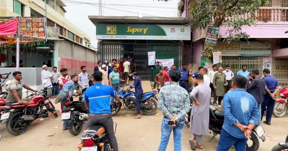 জামালপুরে মজুদ থাকার পরেও তেল বিক্রি না করায় জরিমানা