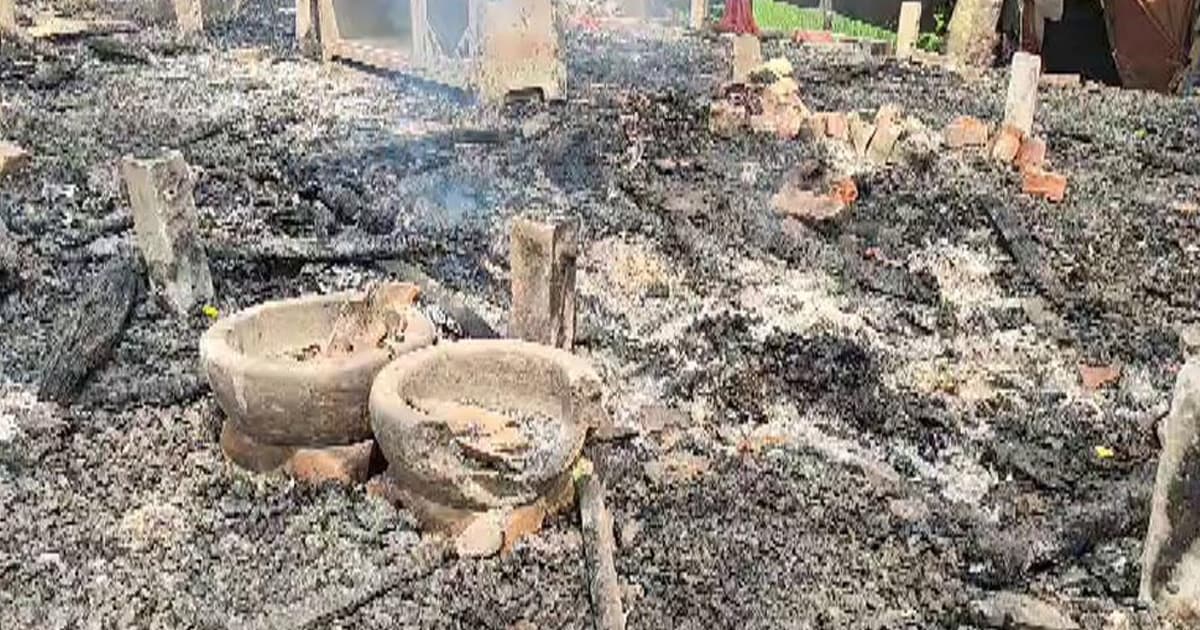 গোপালগঞ্জে মাকে বের করে দিয়ে ঘরে মাদকাসক্ত ছেলের আগুন