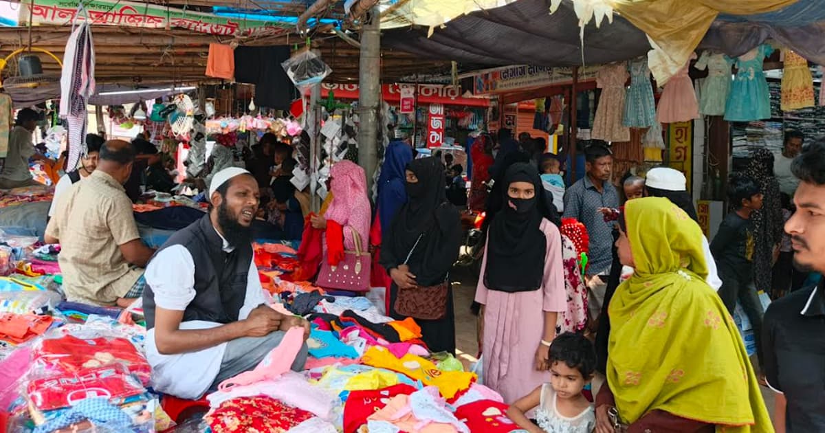 ফুটপাতেই স্বস্তি মধ্যবিত্তের