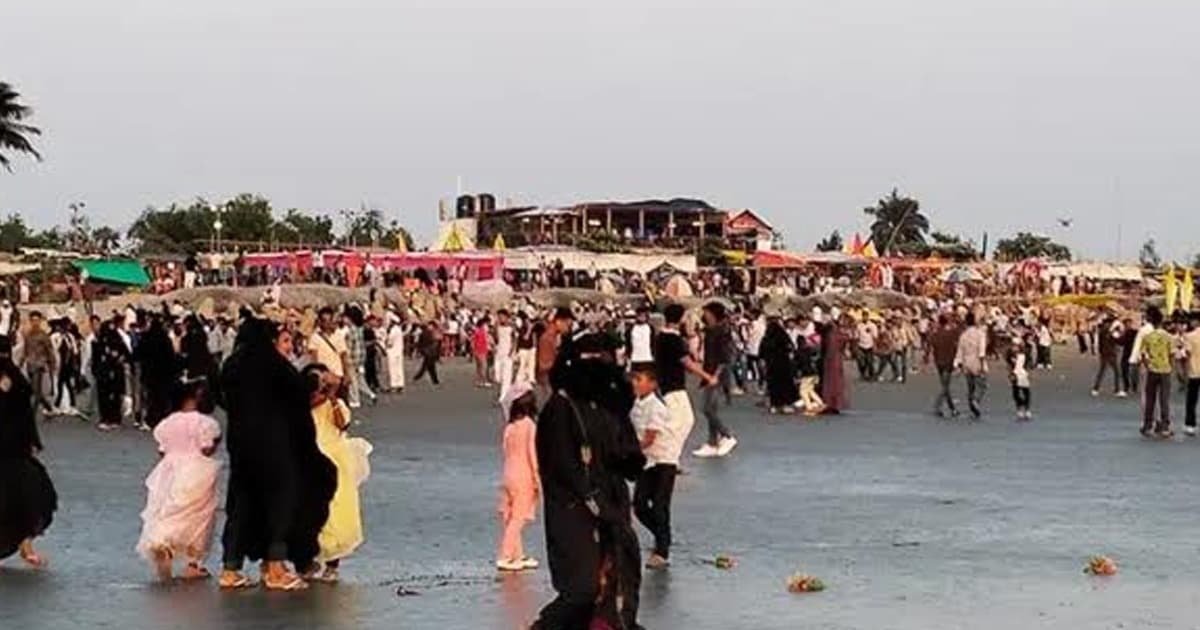 টেকনাফ সমুদ্র  সৈকত ও জিরোপয়েন্ট  পর্যটকে ঠাসা